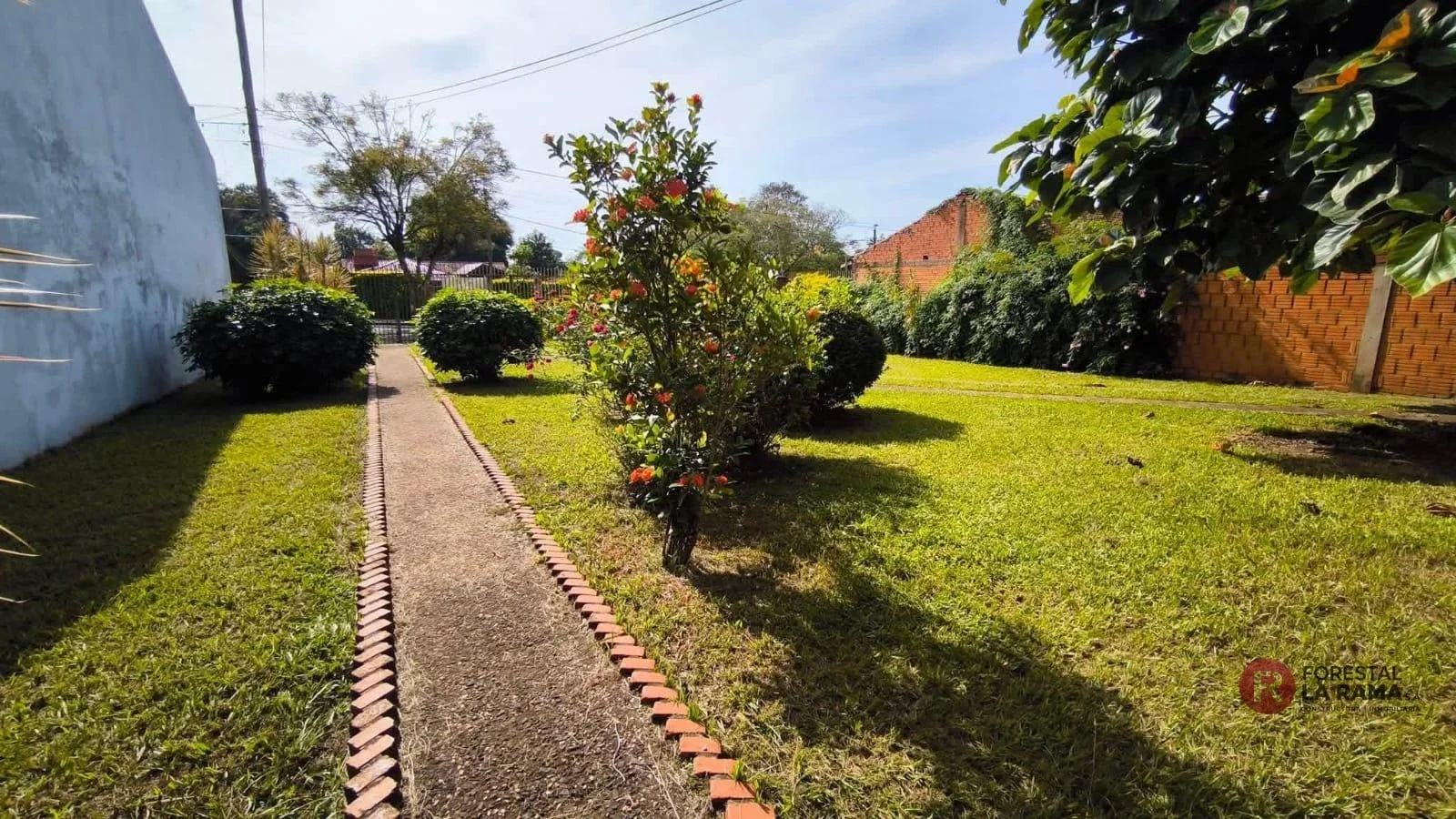 Casa en venta c/ cochera en Puerto Iguazú - Imagen 2