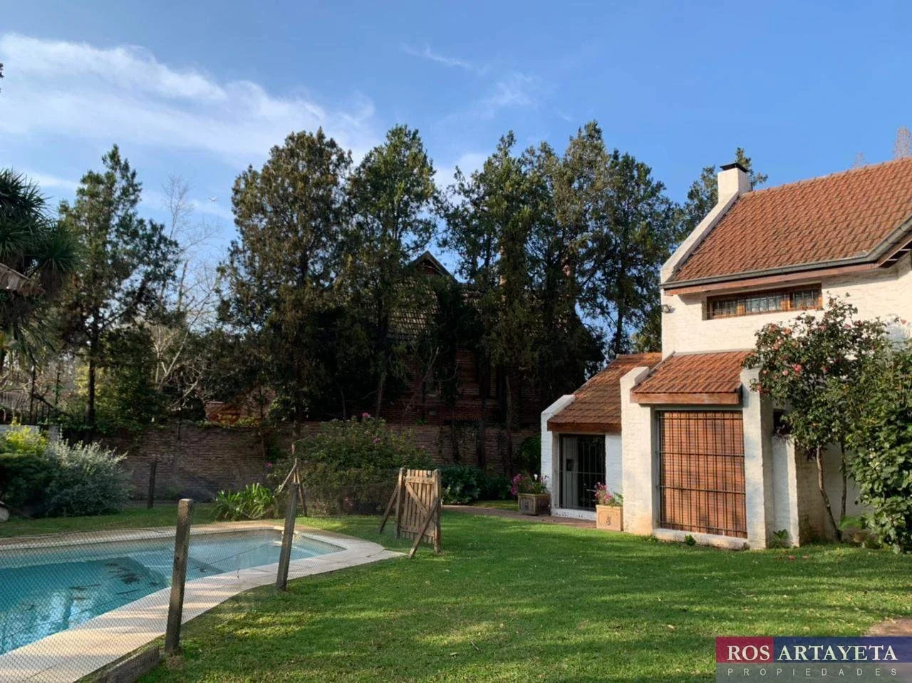 Casa en alquiler temporario c/ cochera en Lomas de San Isidro - Imagen 1