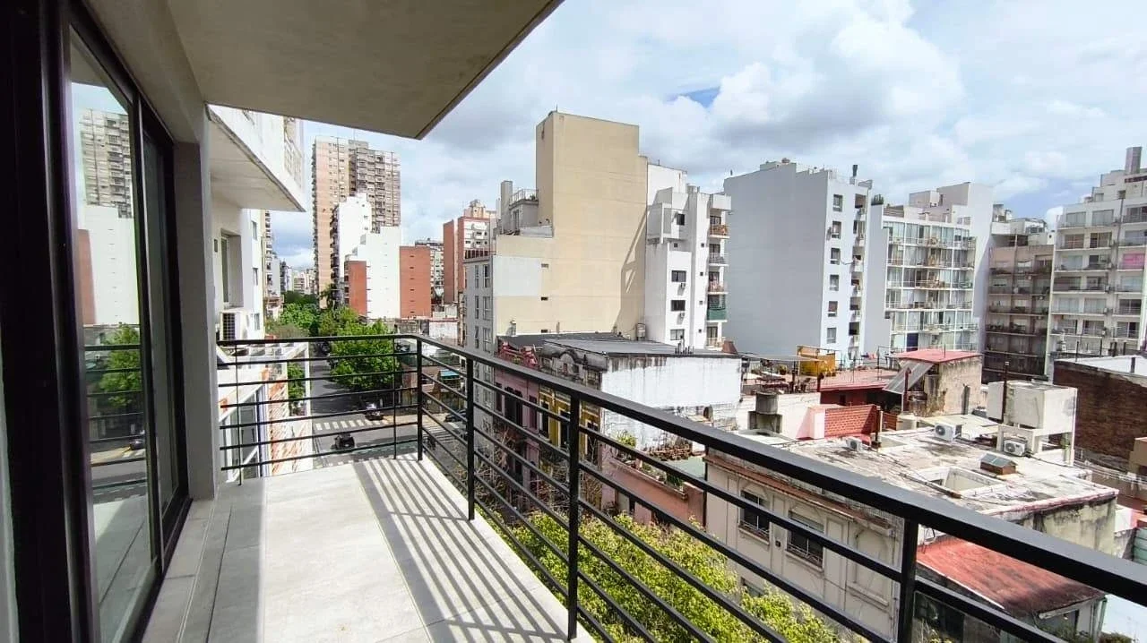 Luminoso 2 Ambientes con Balcon Corrido Al Frente | Exc Ubicacion en Almagro - Imagen 3