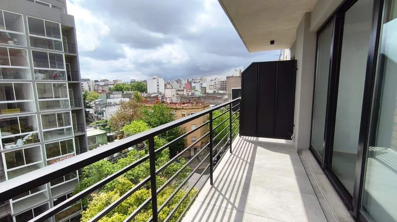 Luminoso 2 Ambientes con Balcon Corrido Al Frente | Exc Ubicacion en Almagro - Imagen 4