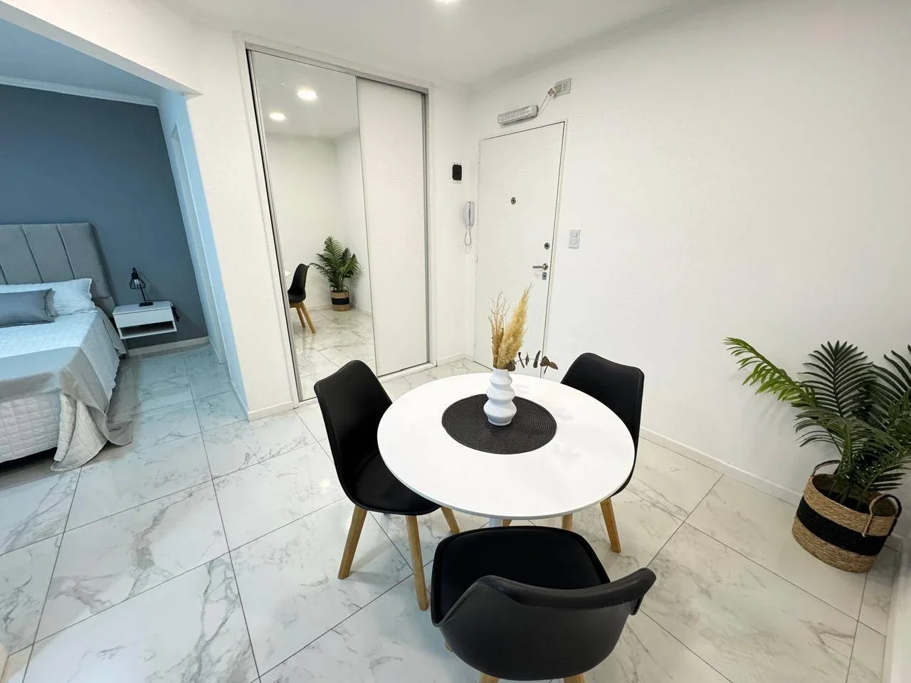 Venta monoambiente c/patio - Imagen 3