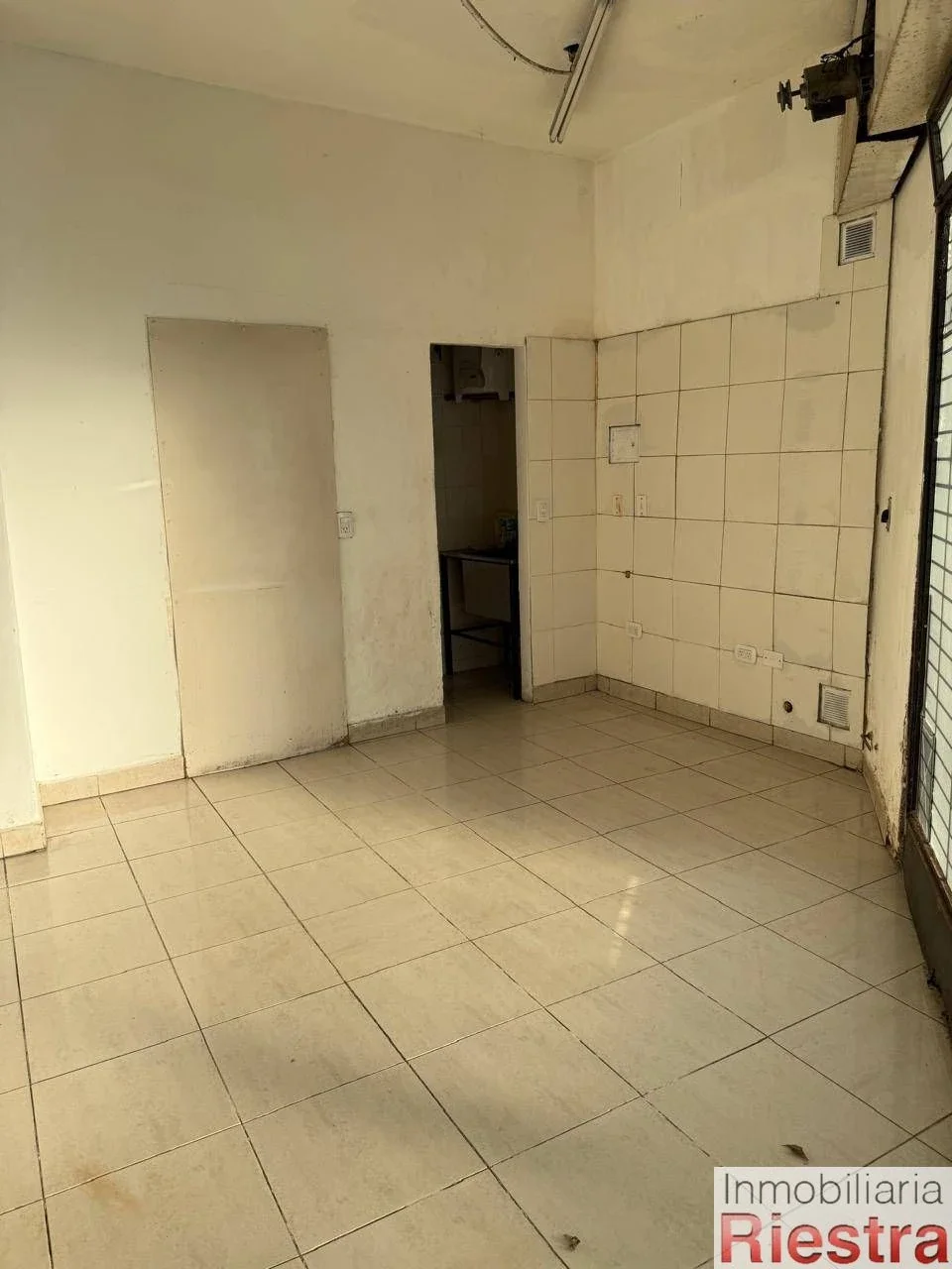 Local comercial en alquiler ubicado en Parque Chacabuco - Imagen 4