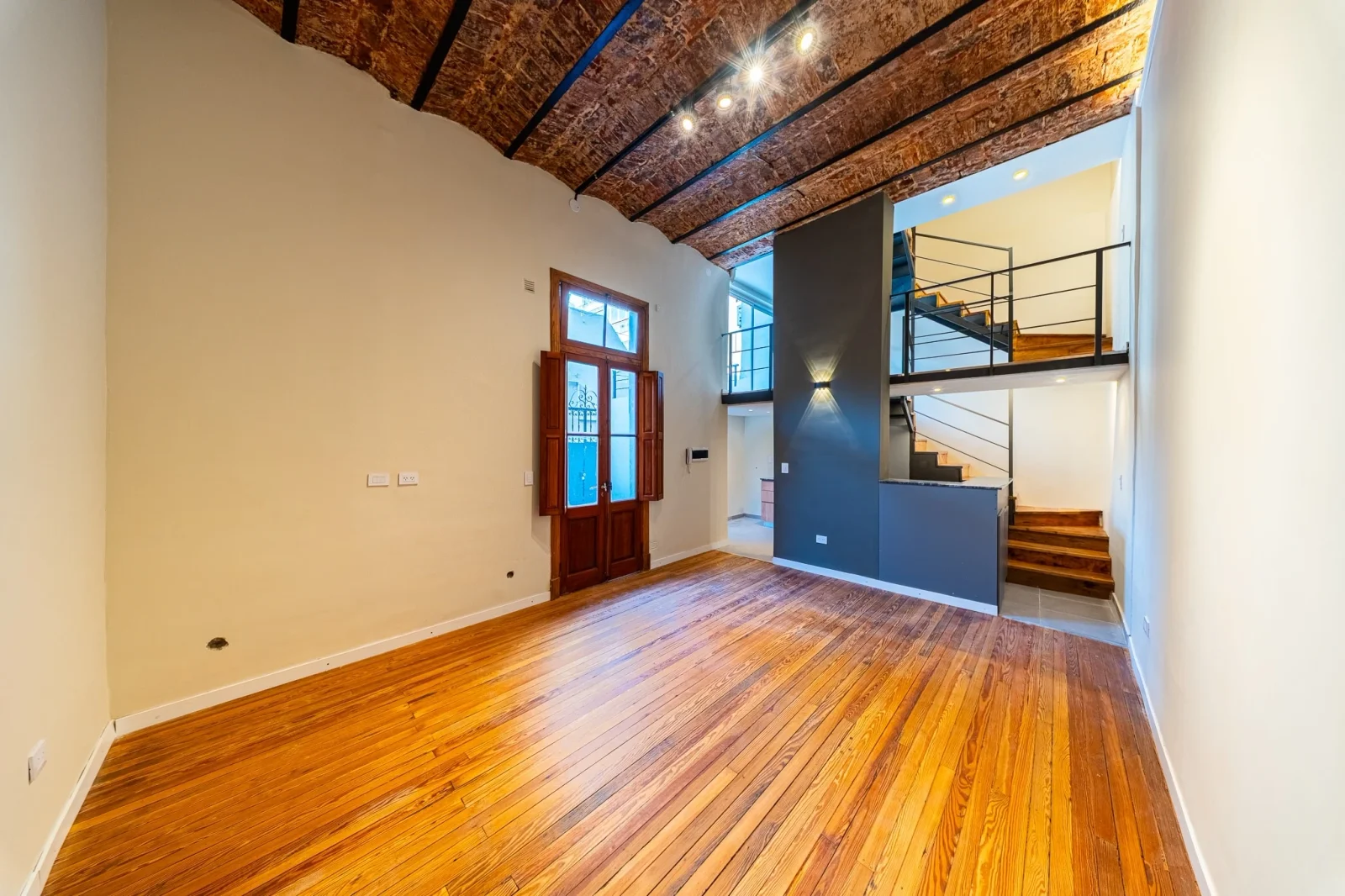 Duplex de 2 dormitorios con patio en venta en Corrientes 1500 - Imagen 2