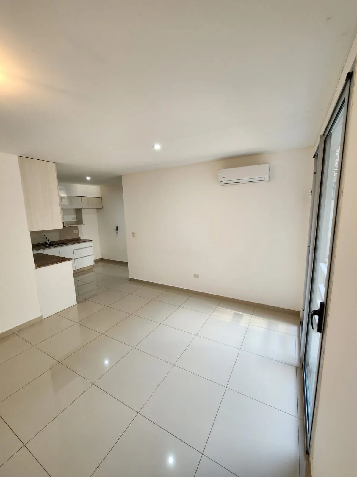 ¡ALQUILER! Departamento 2 ambientes con cochera incluida. VILLA LUGANO - Imagen 3