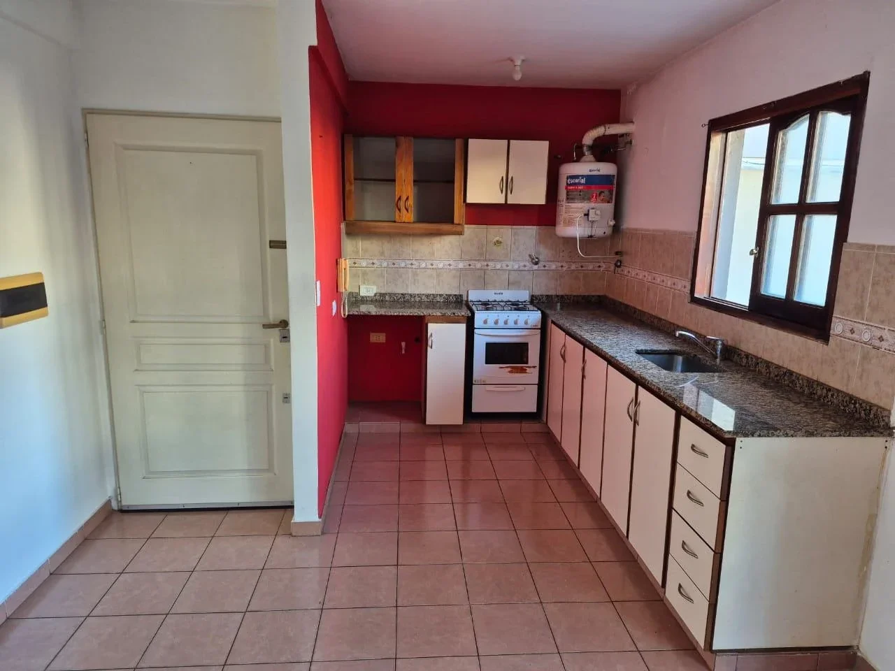 ¡ALQUILER! Departamento 2 ambientes con patio, 1er piso x escalera. VILLA LUGANO - Imagen 2