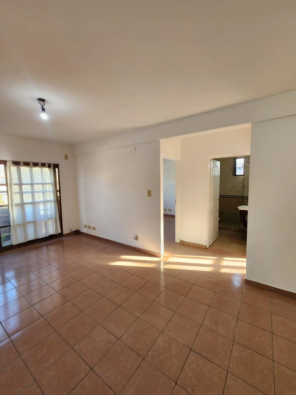 ALQUILER! Departamento 3 ambientes con balcón a la calle – Villa Lugano - Imagen 3