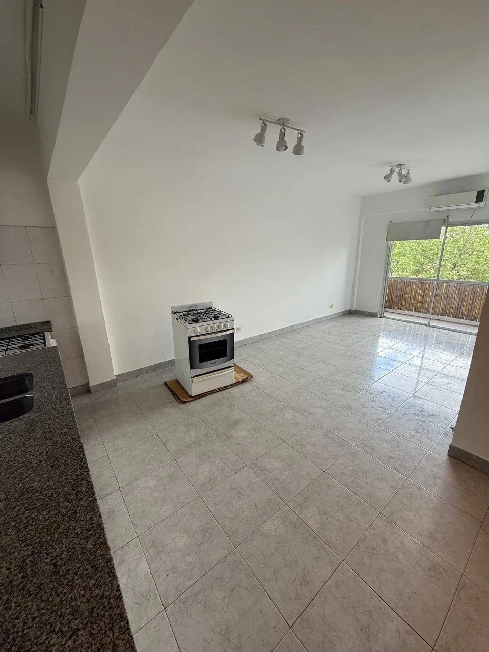 ALQUILER. Departamento 3 ambientes c/balcon a la calle. MB estado. VILLA LUGANO - Imagen 2