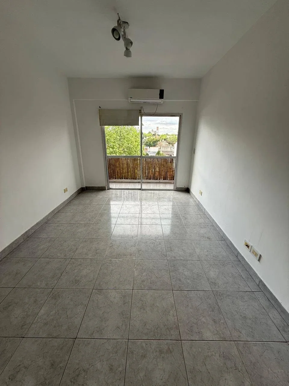 ALQUILER. Departamento 3 ambientes c/balcon a la calle. MB estado. VILLA LUGANO - Imagen 4