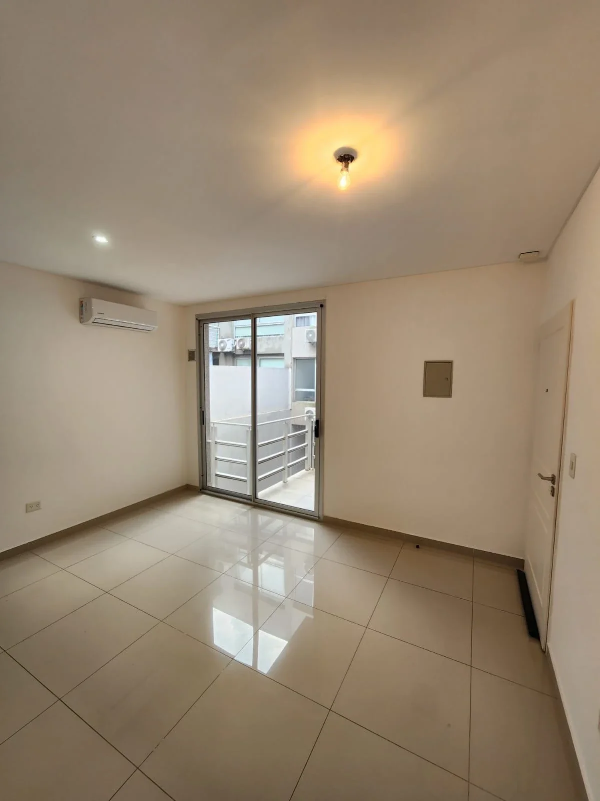 ¡ALQUILER! Departamento 2 ambientes con cochera incluida. VILLA LUGANO - Imagen 2