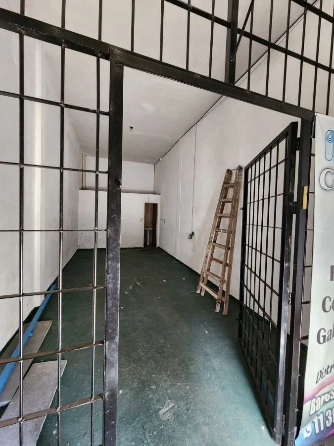 ALQUILER. Local 26m2. Con cerramiento de rejas y persiana ciega. VILLA CELINA. - Imagen 4