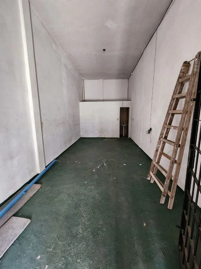 ALQUILER. Local 26m2. Con cerramiento de rejas y persiana ciega. VILLA CELINA. - Imagen 3
