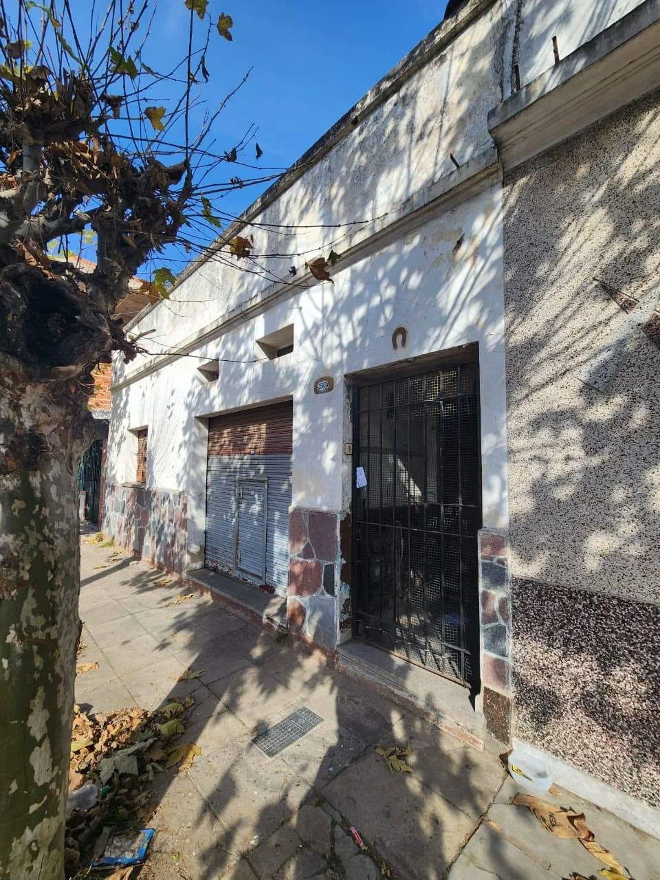 VENTA. Lote de 8,66 x 43,30mts. Casa 4 ambientes a mejorar. VILLA CELINA. - Imagen 3