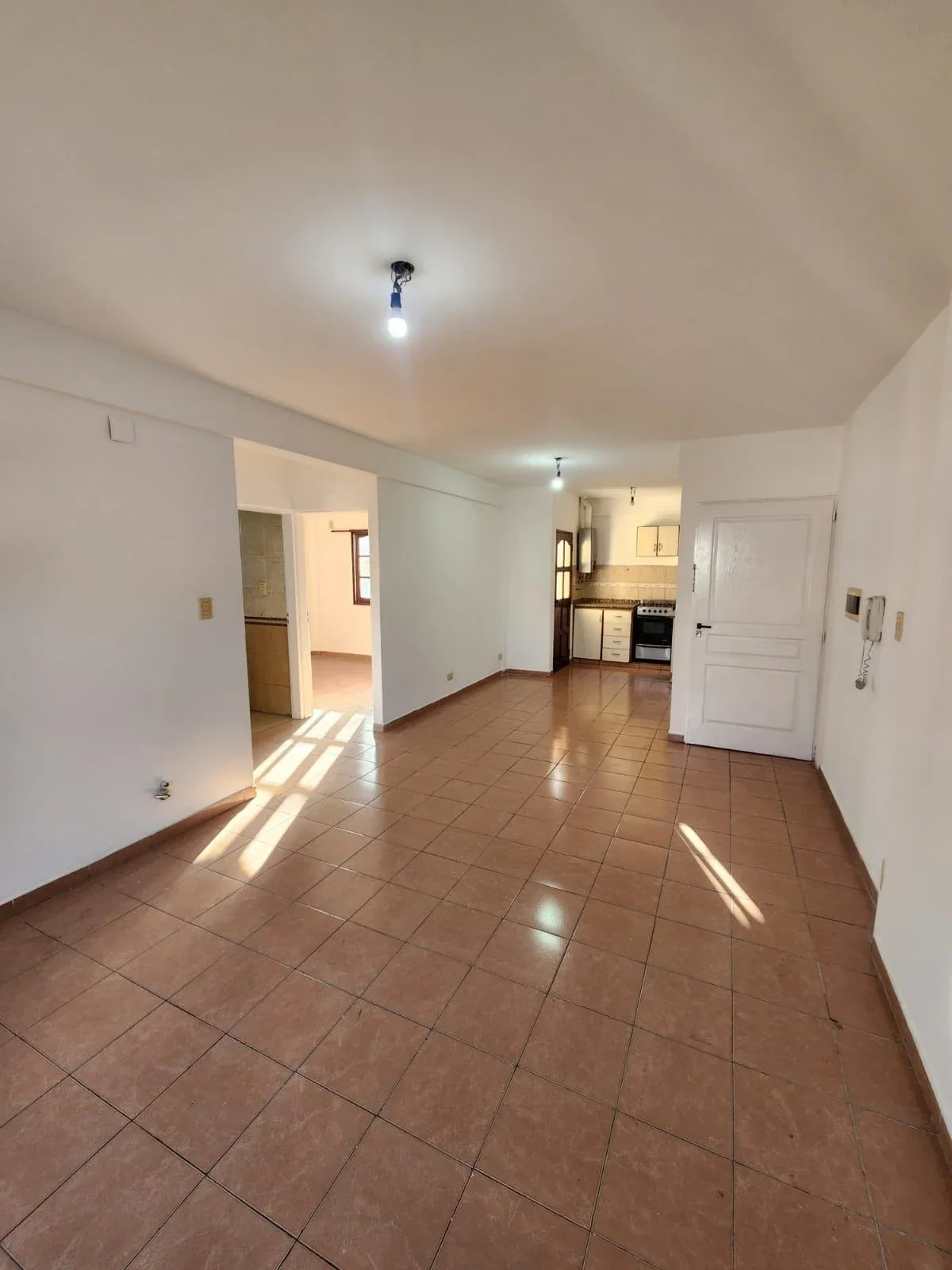 ALQUILER! Departamento 3 ambientes con balcón a la calle – Villa Lugano - Imagen 1