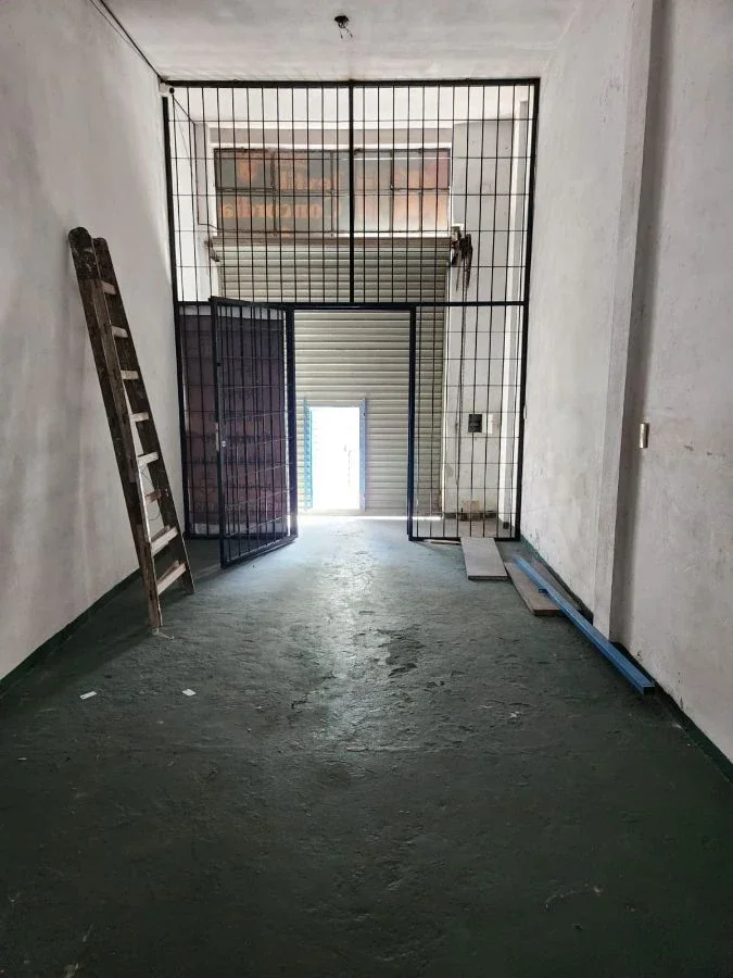ALQUILER. Local 26m2. Con cerramiento de rejas y persiana ciega. VILLA CELINA. - Imagen 5