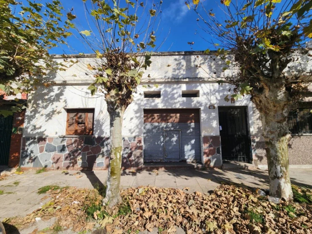 VENTA. Lote de 8,66 x 43,30mts. Casa 4 ambientes a mejorar. VILLA CELINA. - Imagen 2