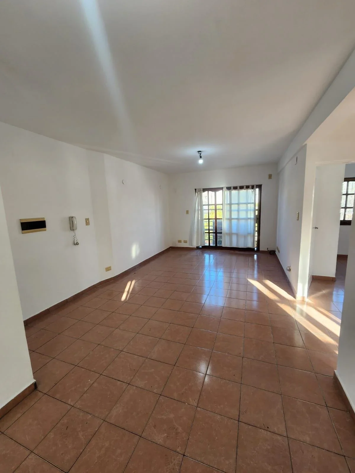 ALQUILER! Departamento 3 ambientes con balcón a la calle – Villa Lugano - Imagen 2