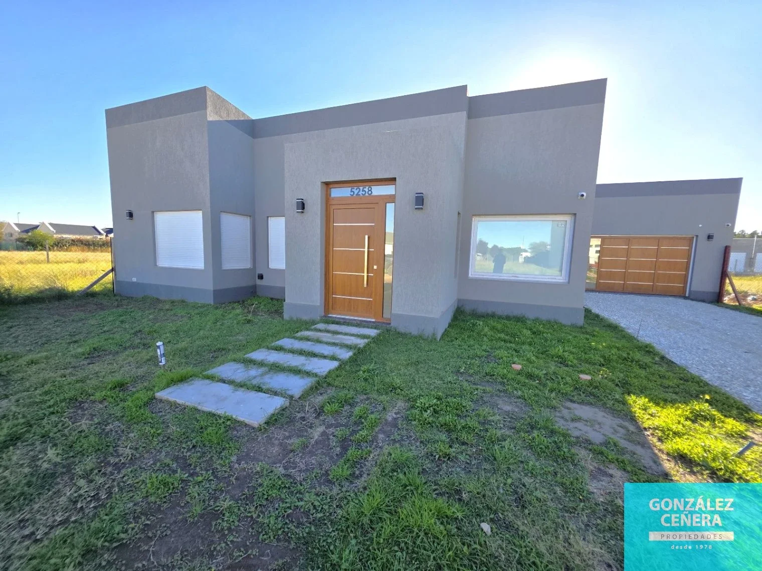 Casa en alquiler c/ cochera en Las Acacias - Imagen 1