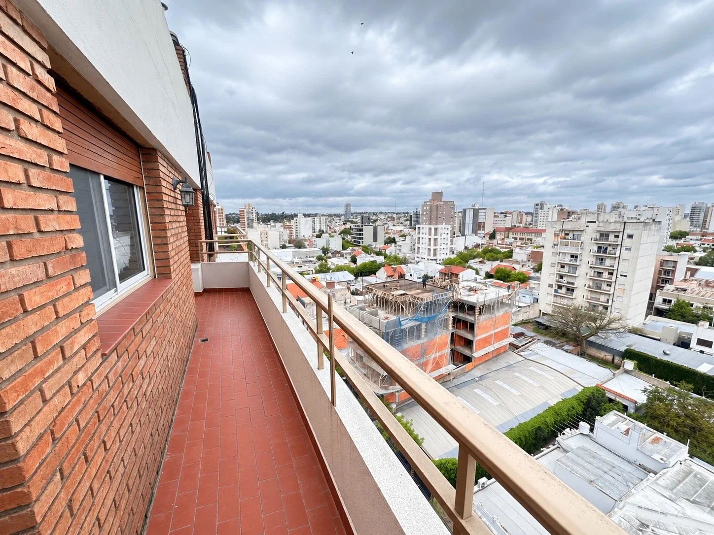 DEPARTAMENTO DE 2 DORMITORIOS C/COCHERA APTO CRÉDITO EN VENTA!! - CASANOVA 332 - Imagen 2
