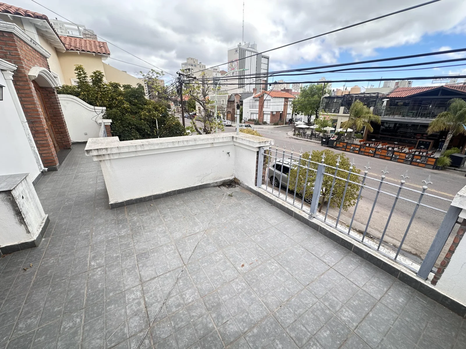 IMPONENTE CASA DE 5 DORMITORIOS EN ALQUILER B° UNIVERSITARIO! - Avenida Alem 557 - Imagen 4