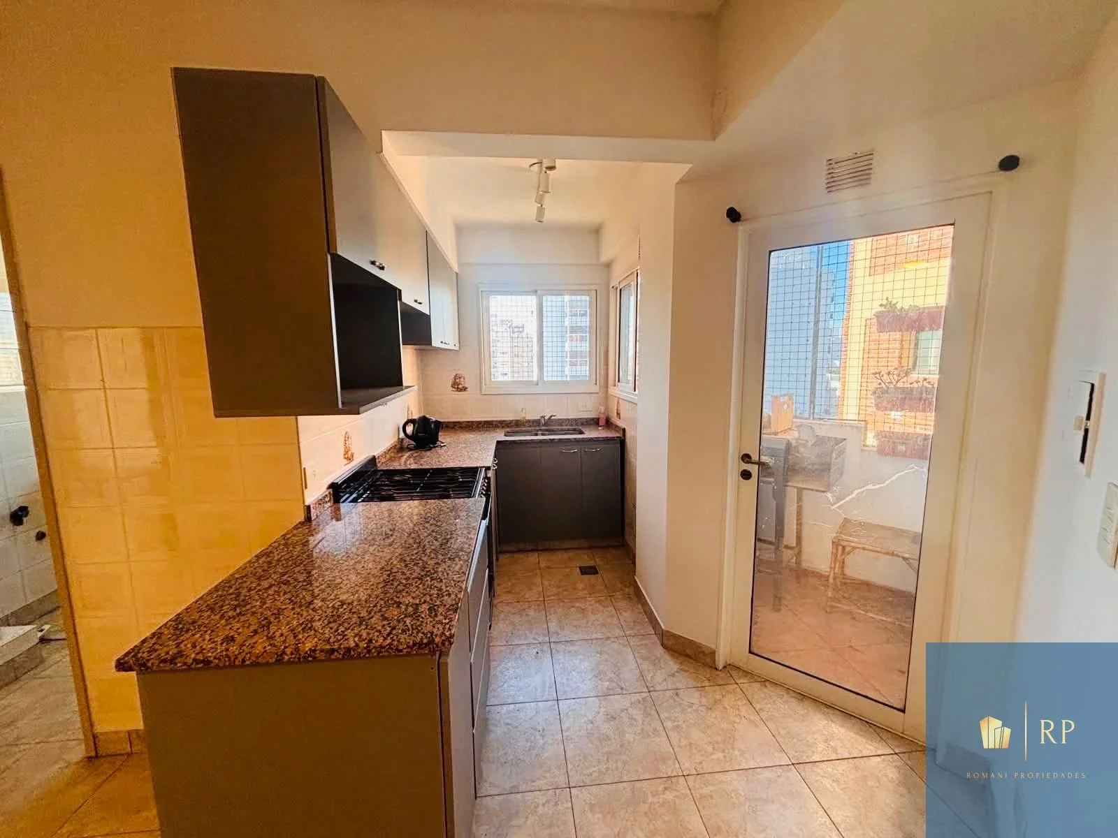 Hermoso Departamento Amueblado de 3 Ambientes  con Cochera en Morón - Imagen 5