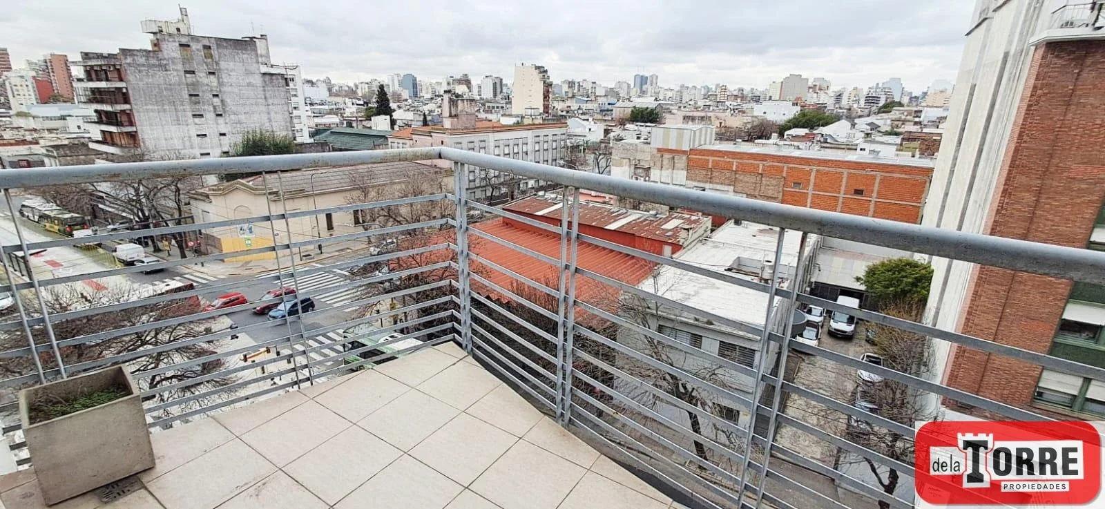 Departamento en alquiler c/ cochera en Parque Chacabuco - Imagen 1