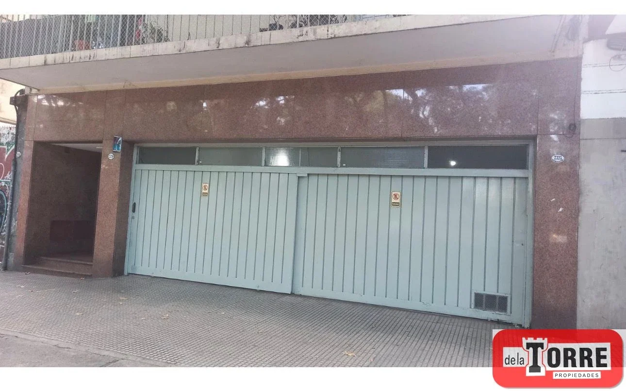 Cocheracubierta en venta sobre Av. Caseros al 2300 en Parque Patricios - Imagen 1