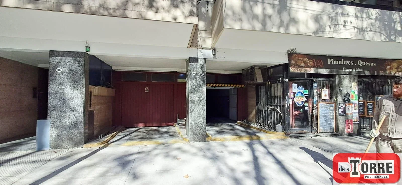 Cochera  en venta sobre Av. Caseros,  Parque Patricios - Imagen 2