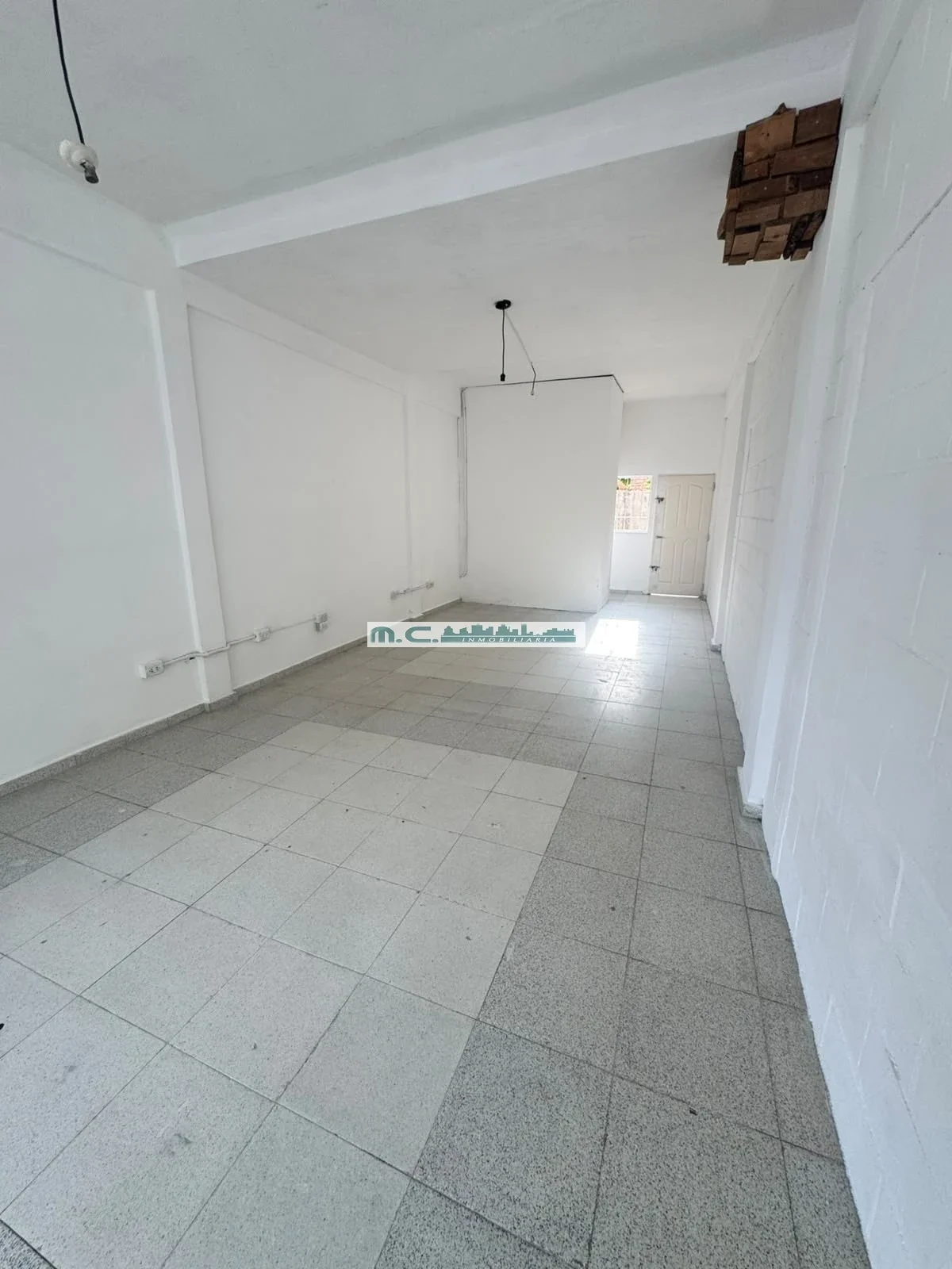 ALQUILER ANUAL. AMPLIO SALÓN COMERCIAL. SOBRE AVENIDA PRINCIPAL - Imagen 3