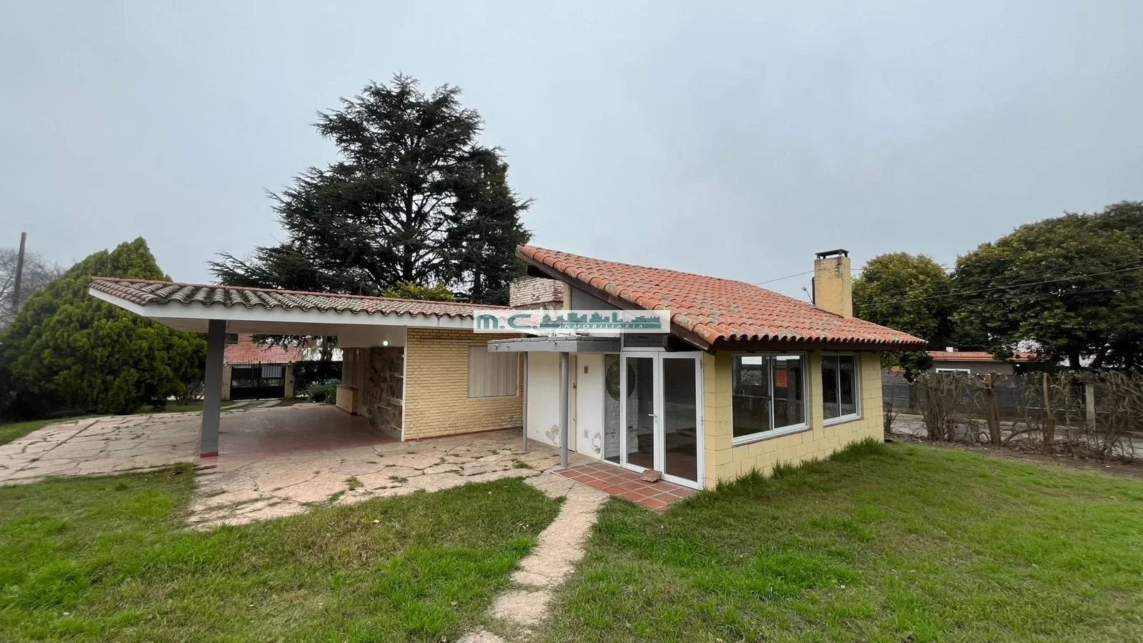 V213. VILLA CARLOS PAZ. AMPLIA CASA 2 DORM. PARQUE. PILETA. QUINCHO. COCHERAS. - Imagen 5