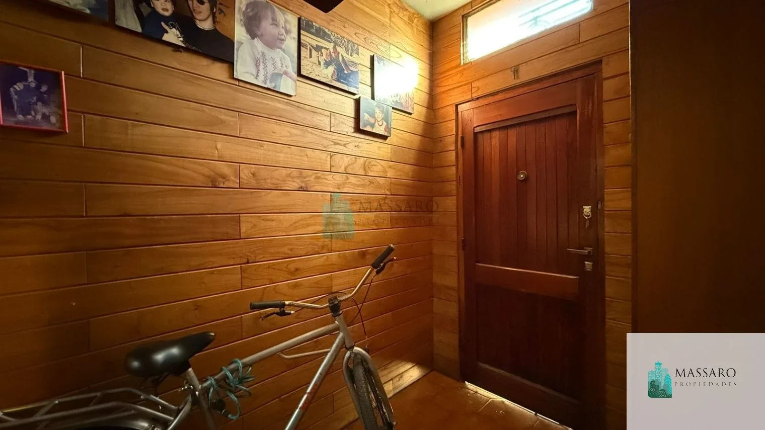 Casa sobre lote propio, 5 ambientes con garage y balcón terraza, Liniers. - Imagen 4