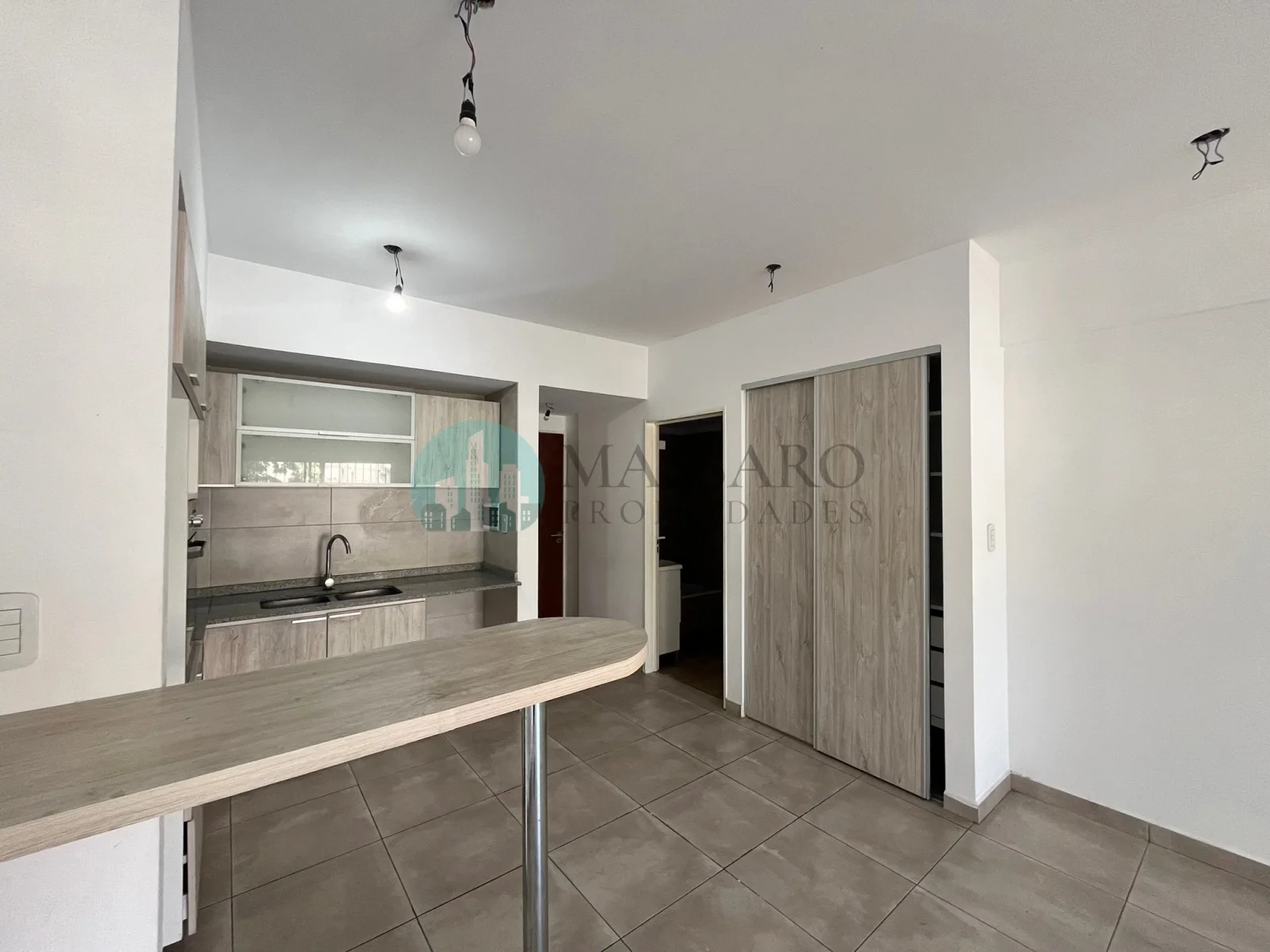 Monoambiente con balcón al frente en alquiler, Villa Luro. - Imagen 1