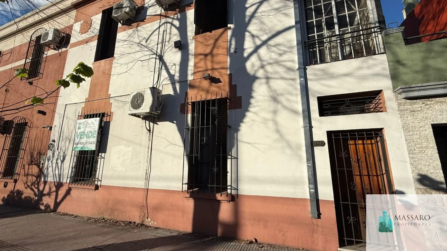 Casa sobre lote propio, 5 ambientes con garage y balcón terraza, Liniers. - Imagen 2