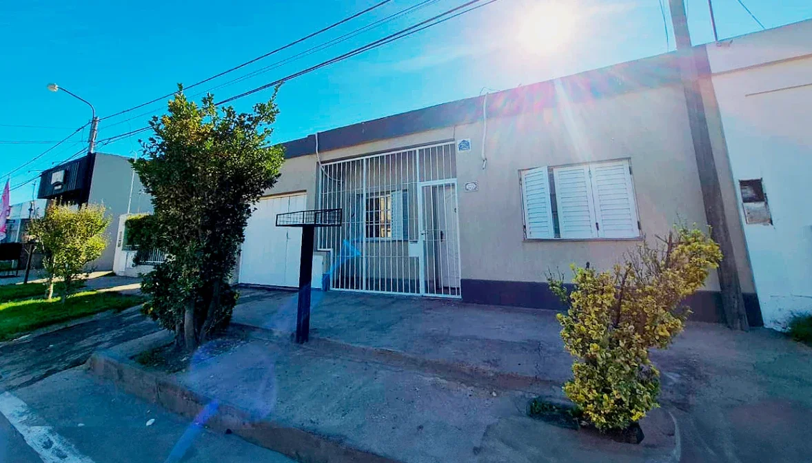 Casa en venta c/ cochera en Ricchieri - Imagen 1