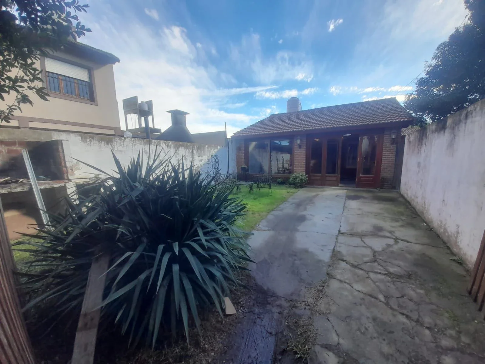 ALQUILER: PH de 3 Ambientes con Cochera, Patio y Quincho – Zona Constitución - Imagen 1