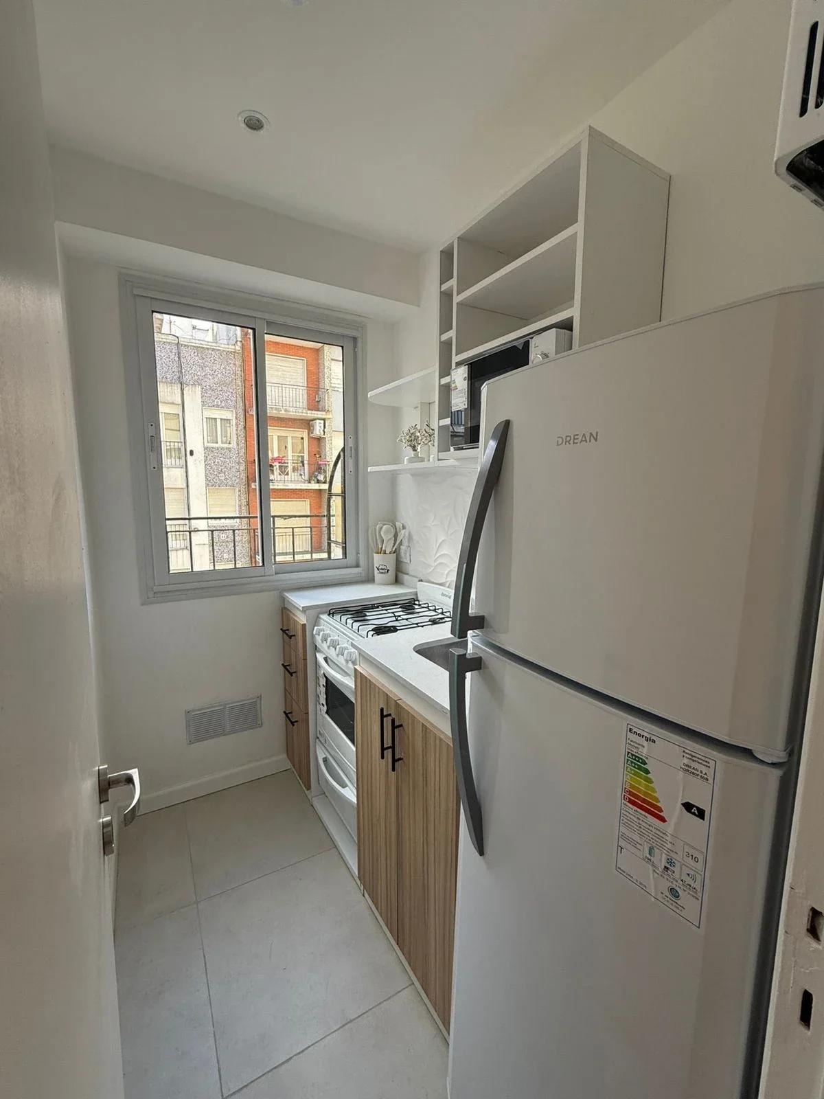 Departamento monoambiente amoblado reciclado con balcon - Imagen 4