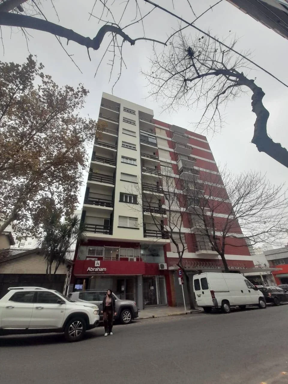 SEMIPISO DE 3 AMBIENTES AL FRENTE CON BALCÓN Y DOS BAÑOS - Imagen 1