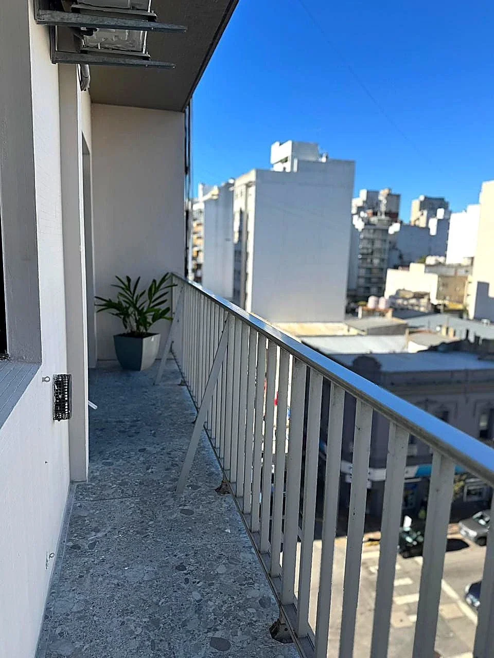 Venta Departamento 3 ambientes con Balcón a la calle. Zona Centro - Imagen 2
