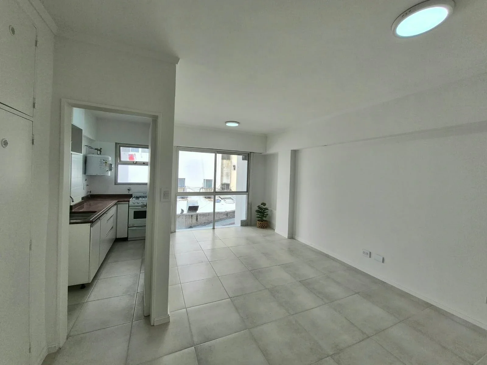 Venta Departamento 1 ambiente. Amplio y Luminoso. Zona Centro - Imagen 1
