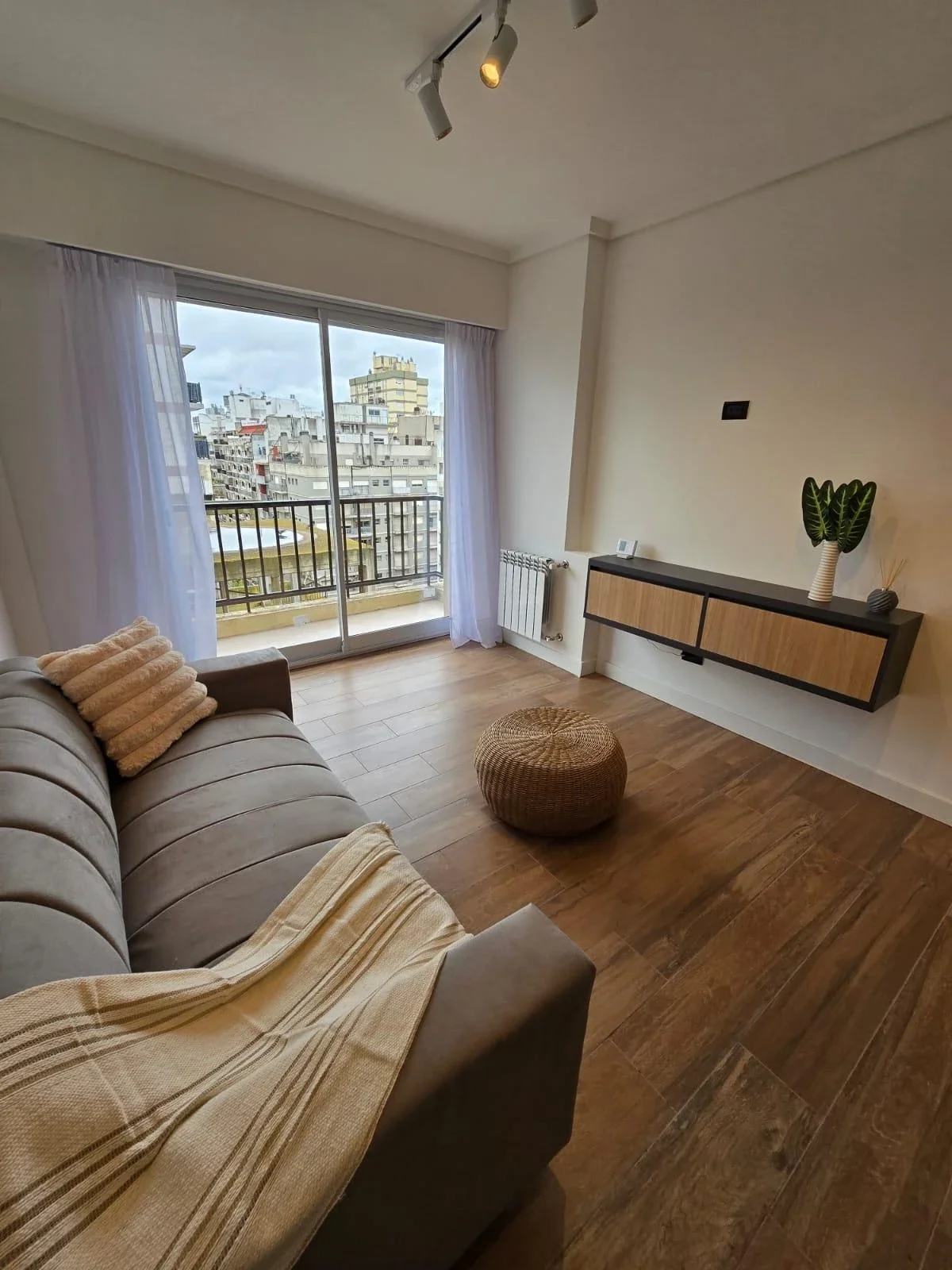 Venta Departamento 2 ambientes con 2 balcones. Zona Chauvin - Imagen 2