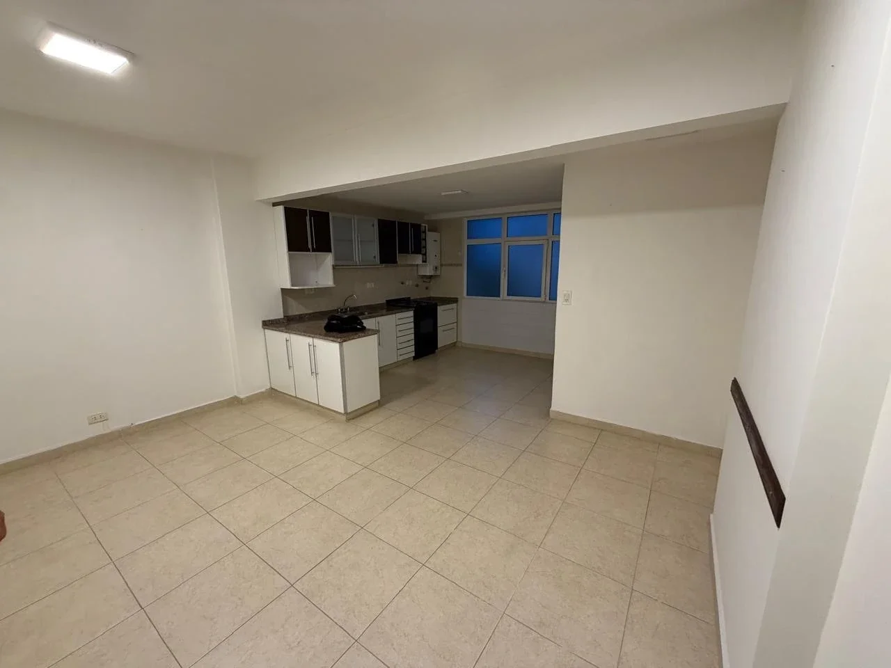 Venta departamento 2 ambientes con dependencia y Balcón. Zona Plaza Colón - Imagen 2