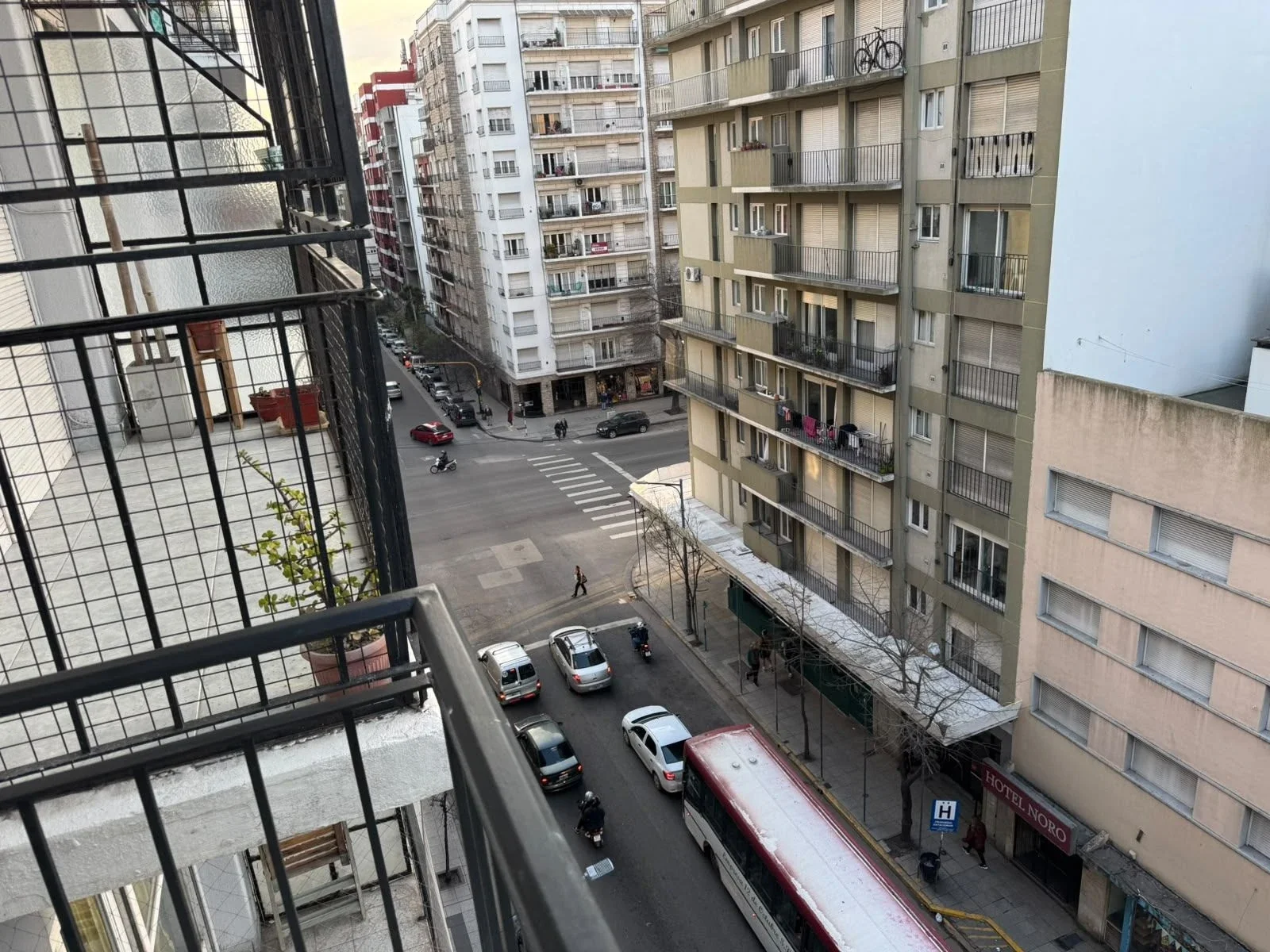 Venta departamento 3 ambientes con Balcón al frente. Zona Plaza Colón. - Imagen 2