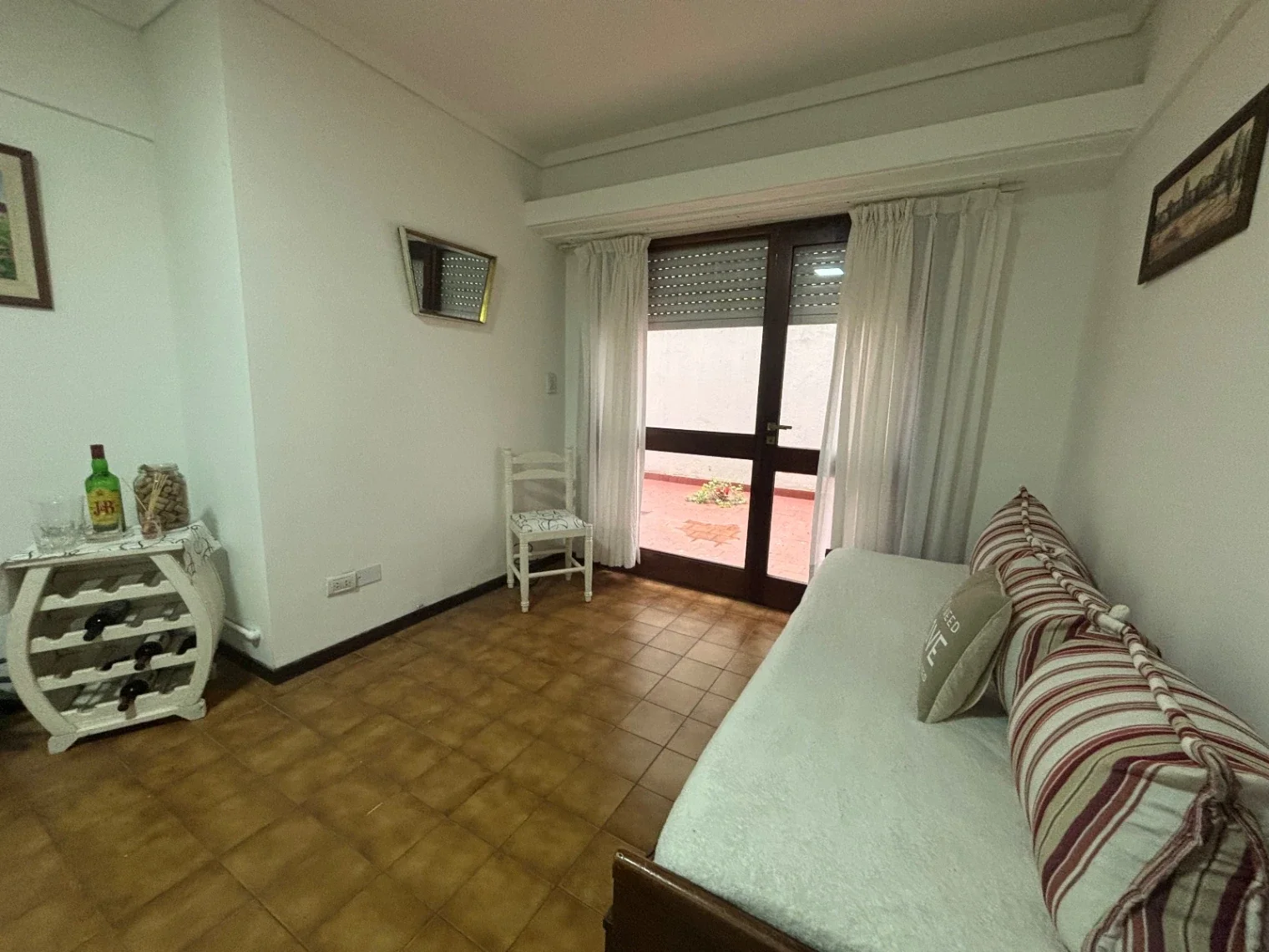 Venta Departamento 2 ambientes con Patio. Zona Plaza Colón - Imagen 2