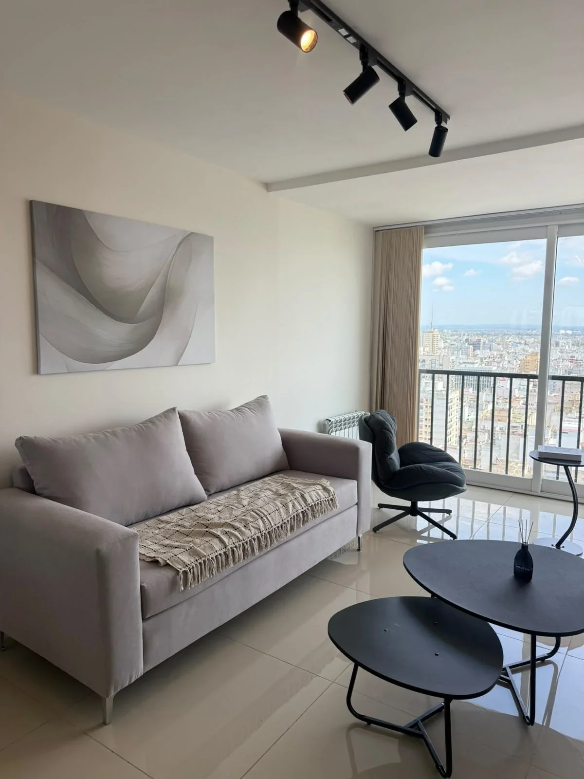 Departamento 3 ambientes. Balcón y Vista panotamioca. Zona Guemes - Imagen 2