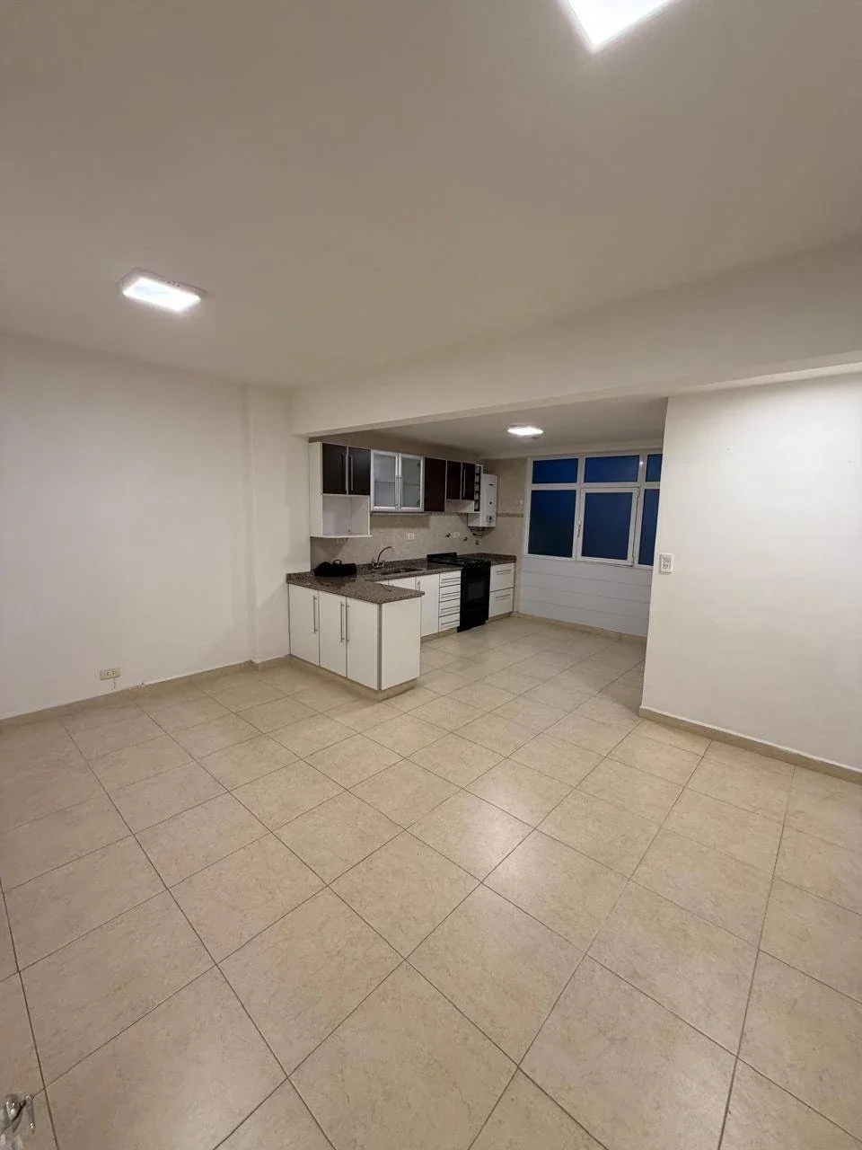 Venta departamento 2 ambientes con dependencia y Balcón. Zona Plaza Colón - Imagen 1