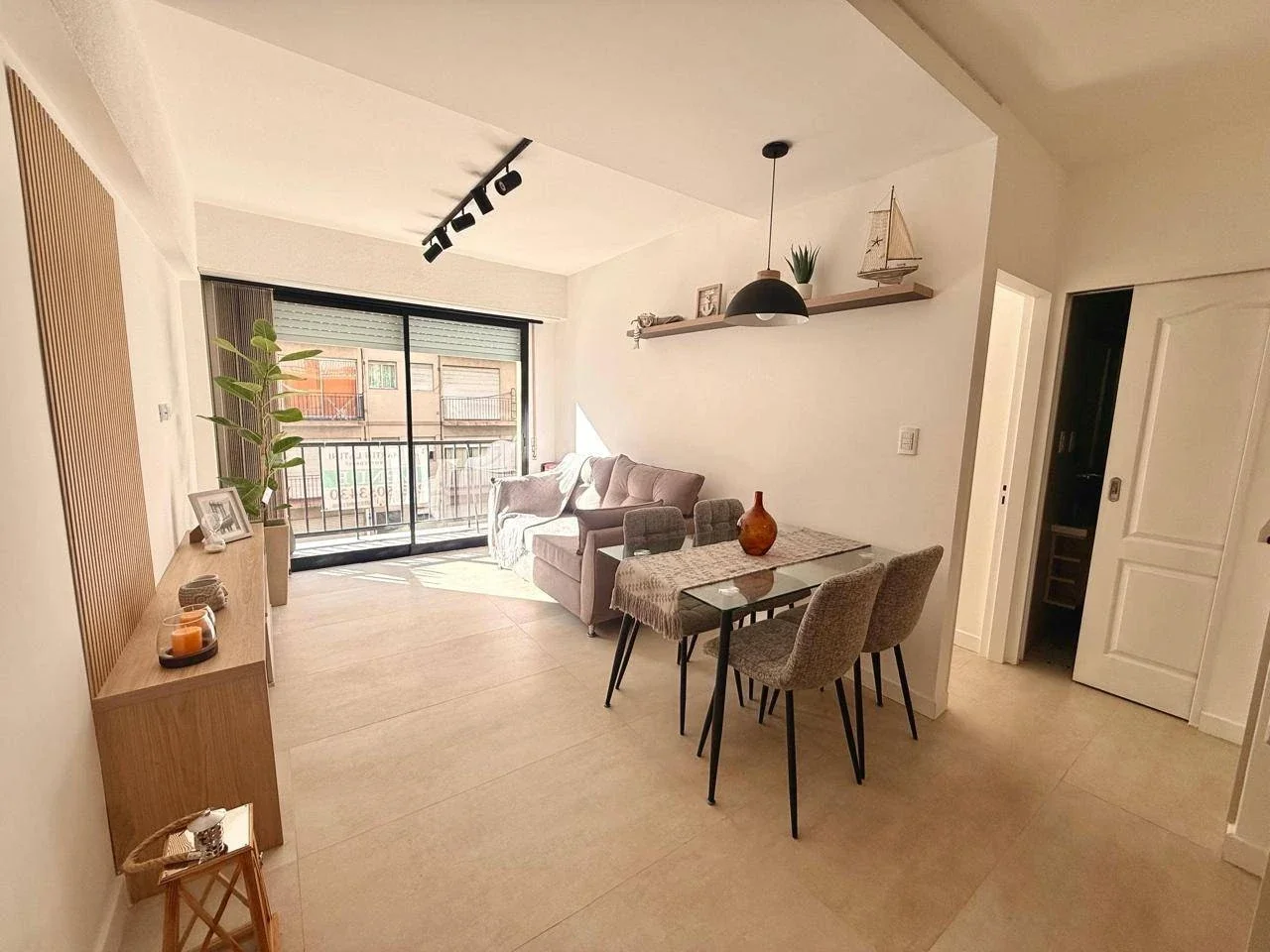 Venta Departamento 2 ambientes con balcón corrido. Zona Centro - Imagen 2
