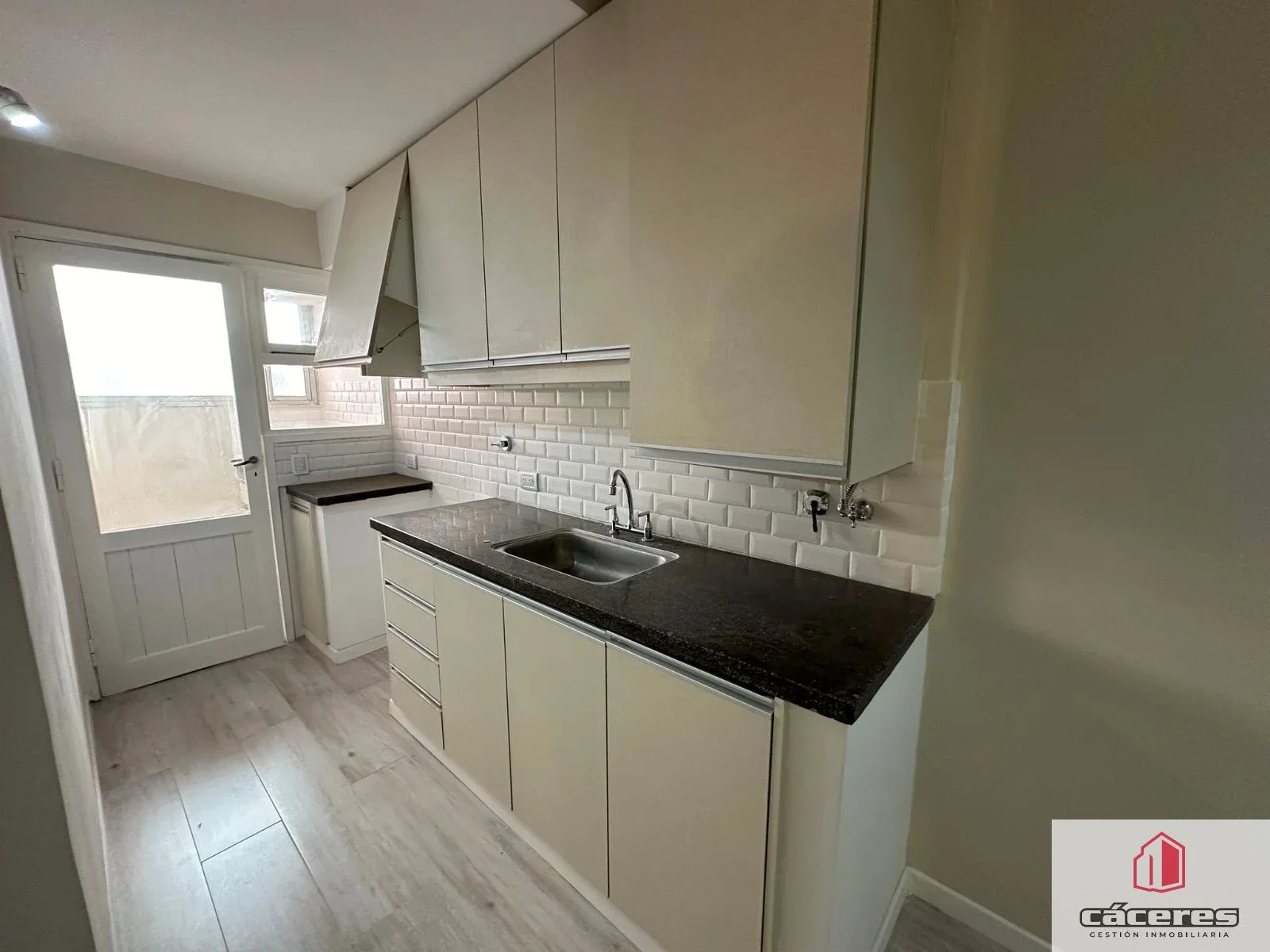 Departamento en alquiler de 3 dormitorios c/ cochera en Caisamar - Imagen 3