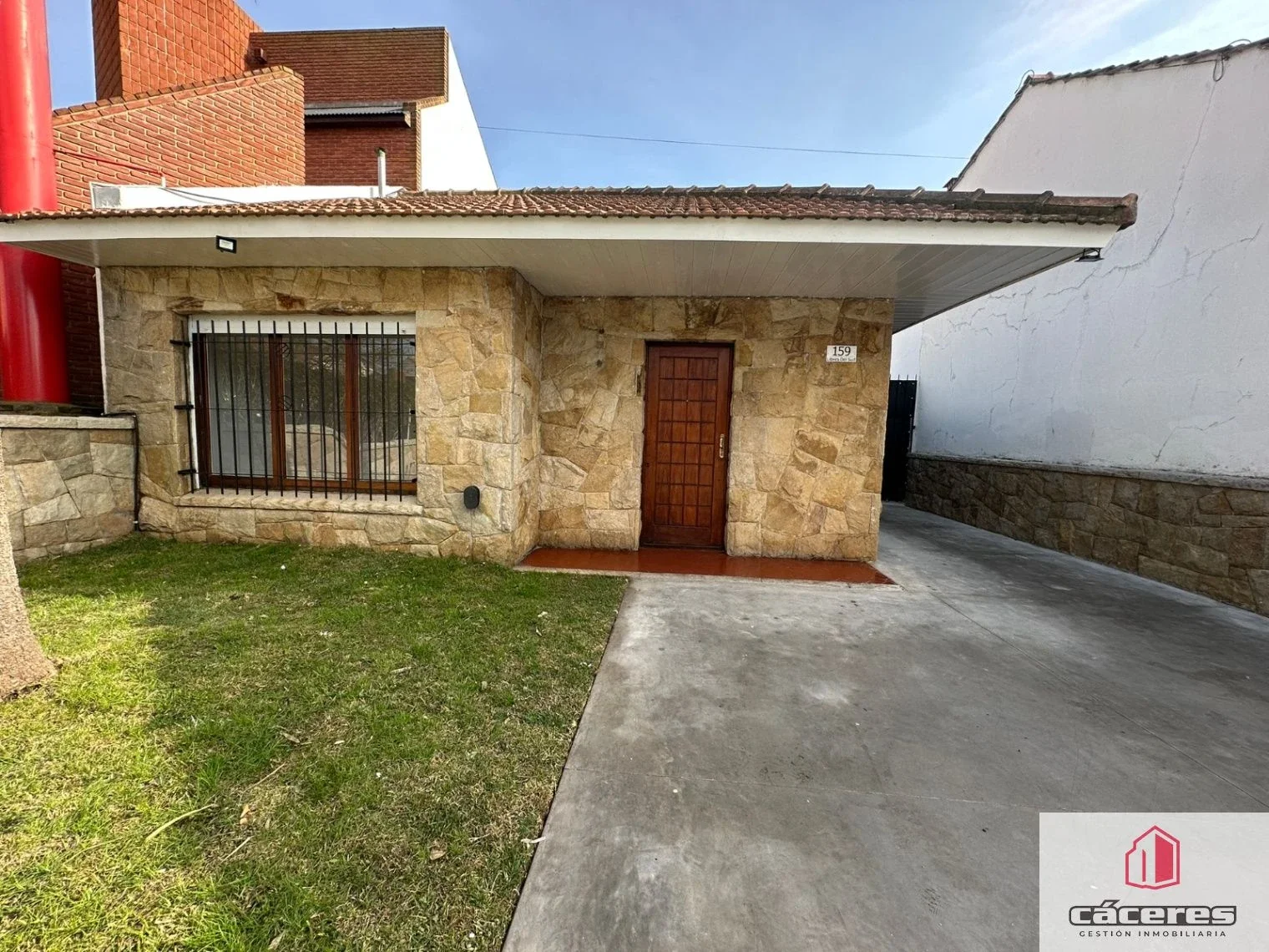 Chalet en alquiler c/ cochera y quincho en Parque Luro - Imagen 1