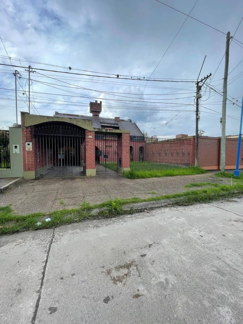 Casa en venta c/ cochera en Otros Barrios - Imagen 1