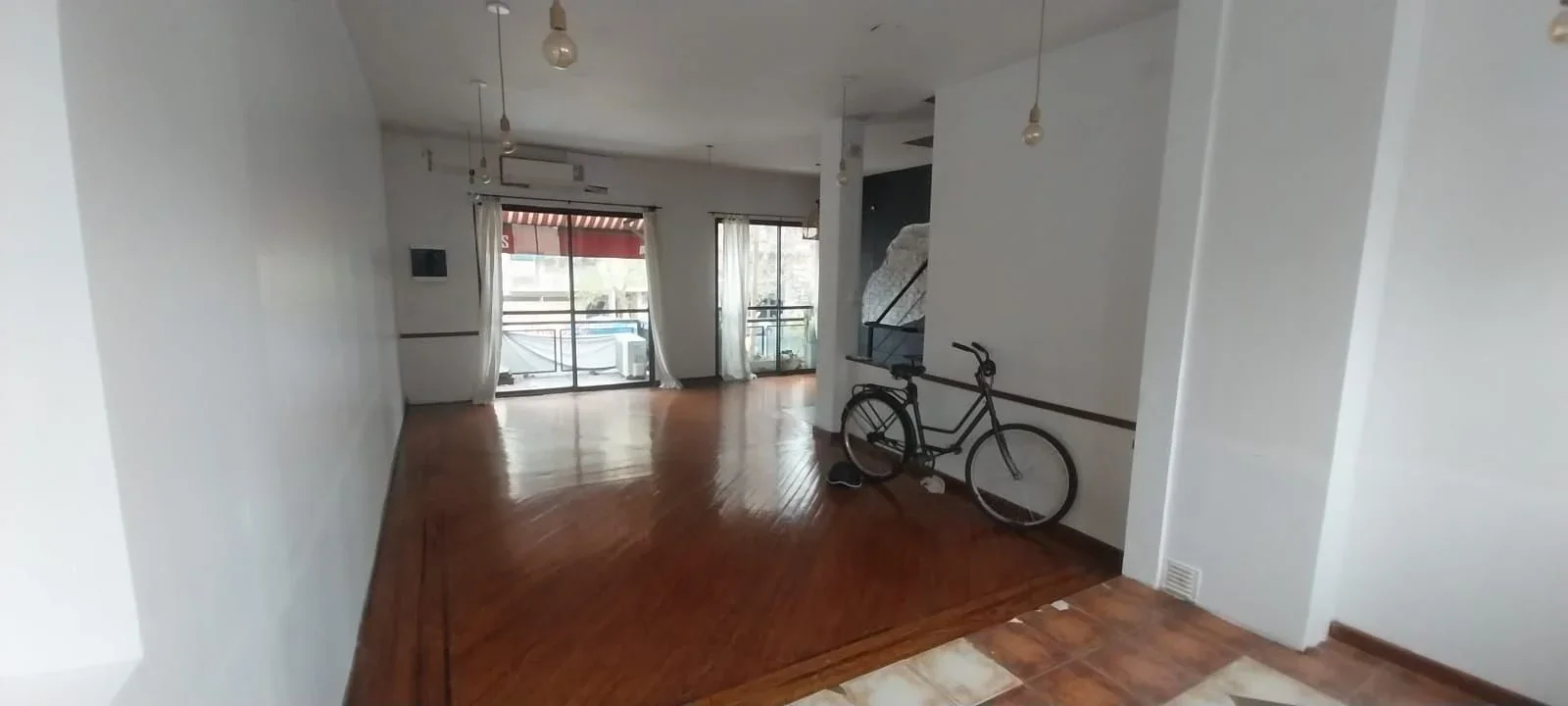 VENTA  EN 3 PLANTAS, LOTE PROPIO SE VENDE CON 2 RENTAS, ZONA COMERCIAL!!! - Imagen 2