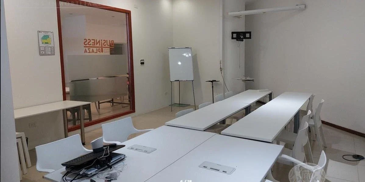 Excelente Local En Puerto Madero. 275 M2 Excelente Estado - Imagen 5